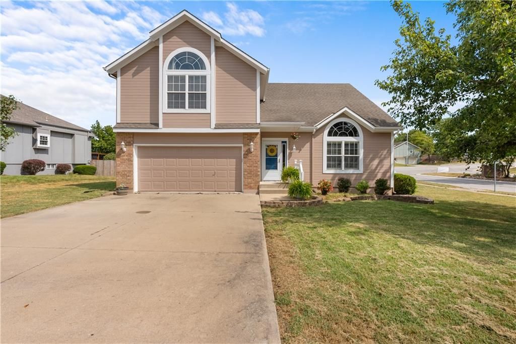 4413 SW Hillside Drive, Lee's Summit, MO 64082