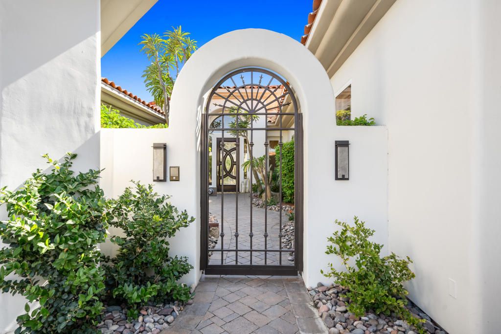 Image 3 of property listing at 411 Tomahawk Drive, Palm Desert, CA 92211