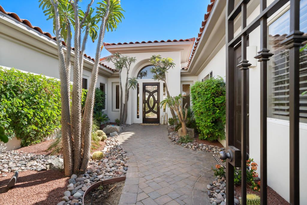 Image 4 of property listing at 411 Tomahawk Drive, Palm Desert, CA 92211