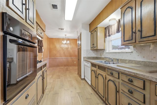 214 Jill Ann Drive, Burleson, TX 76028