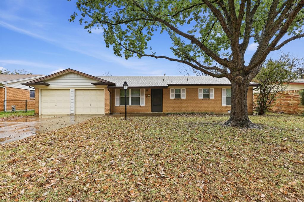 214 Jill Ann Drive, Burleson, TX 76028