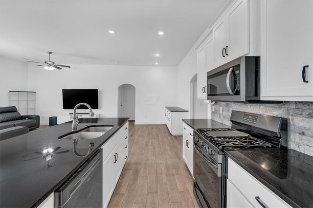 2121 Tallgrass Terrace, Centerton, AR 72719