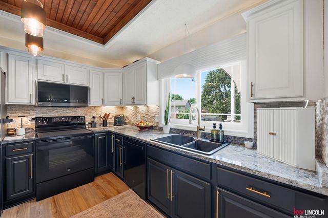 17010 Holmes Circle, Omaha, NE 68135