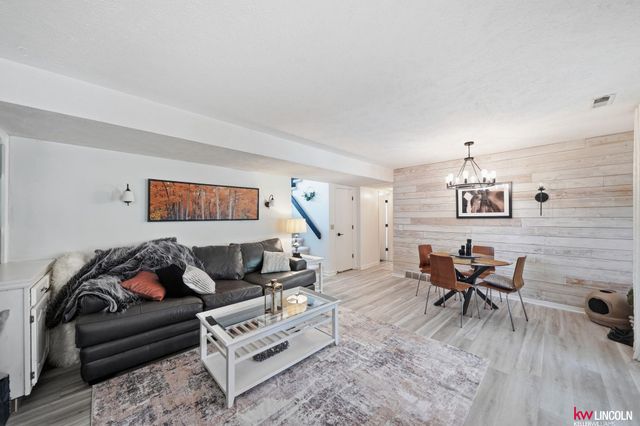 17010 Holmes Circle, Omaha, NE 68135