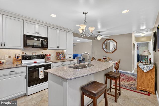 528 W BROAD ST, New Holland, PA 17557