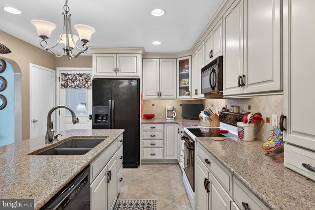 528 W BROAD ST, New Holland, PA 17557