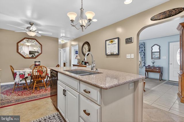 528 W BROAD ST, New Holland, PA 17557