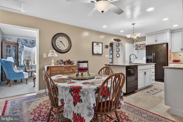 528 W BROAD ST, New Holland, PA 17557