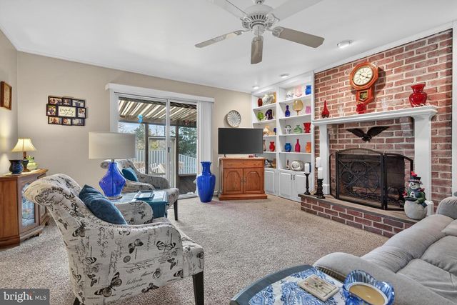 528 W BROAD ST, New Holland, PA 17557