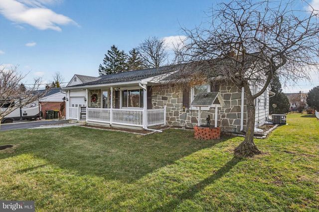 528 W BROAD ST, New Holland, PA 17557