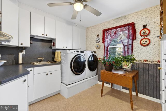 528 W BROAD ST, New Holland, PA 17557