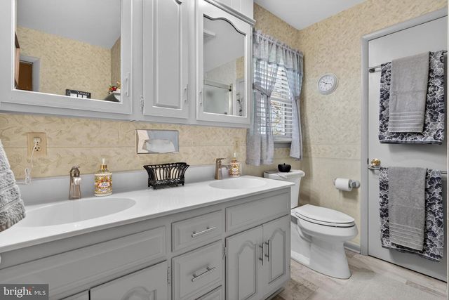 528 W BROAD ST, New Holland, PA 17557