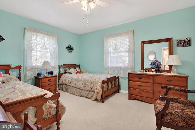 528 W BROAD ST, New Holland, PA 17557