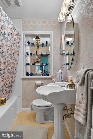 528 W BROAD ST, New Holland, PA 17557