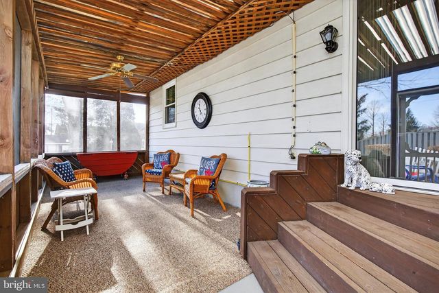 528 W BROAD ST, New Holland, PA 17557