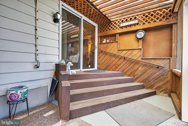 528 W BROAD ST, New Holland, PA 17557