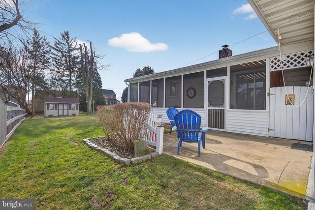 528 W BROAD ST, New Holland, PA 17557