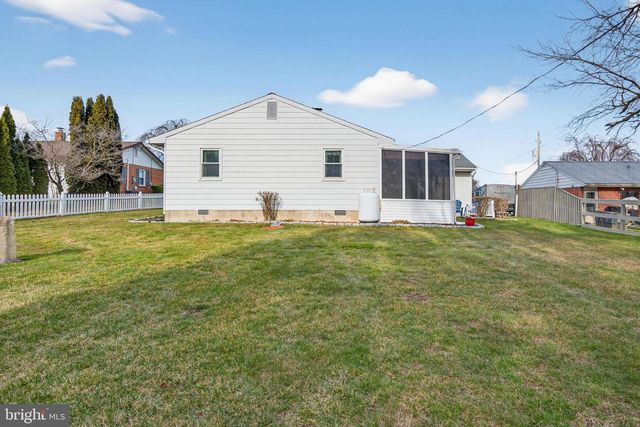 528 W BROAD ST, New Holland, PA 17557