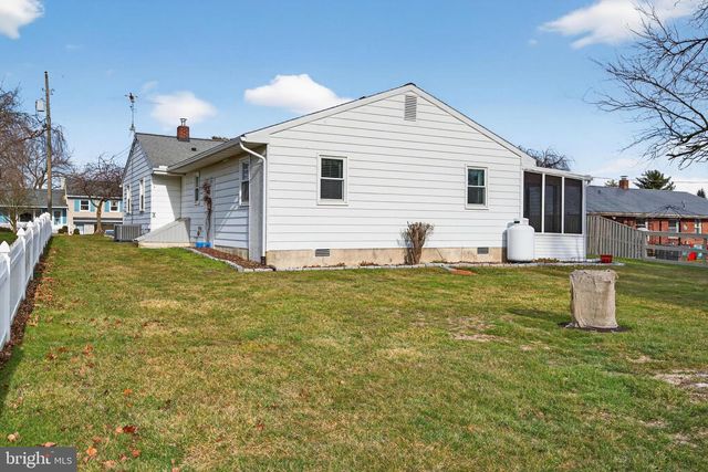 528 W BROAD ST, New Holland, PA 17557