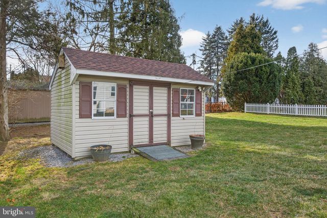 528 W BROAD ST, New Holland, PA 17557