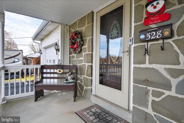 528 W BROAD ST, New Holland, PA 17557