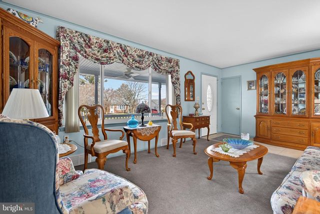 528 W BROAD ST, New Holland, PA 17557