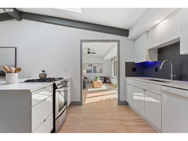 6780 Sw DOVER St, Portland, OR 97225