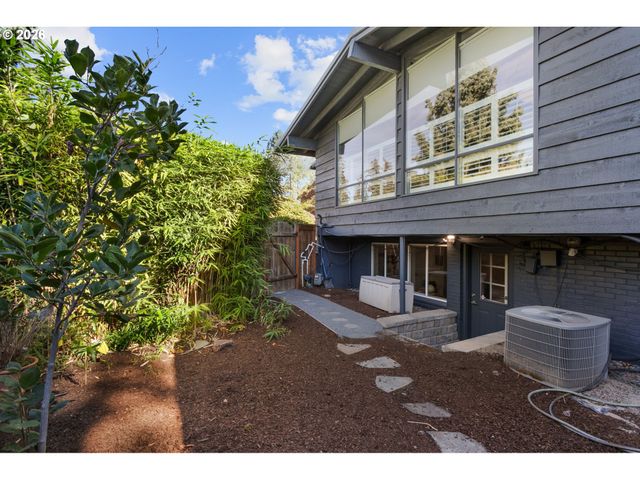 6780 Sw DOVER St, Portland, OR 97225