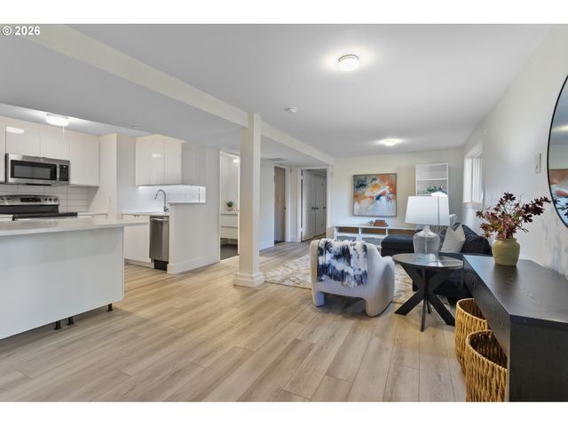6780 Sw DOVER St, Portland, OR 97225