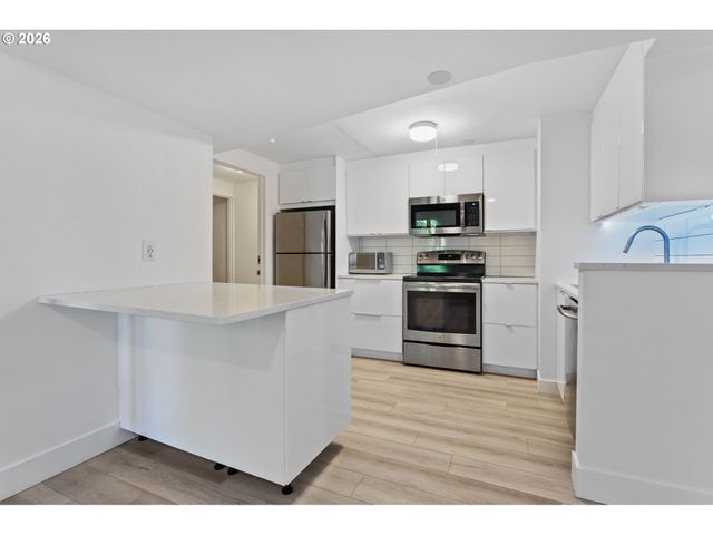 6780 Sw DOVER St, Portland, OR 97225