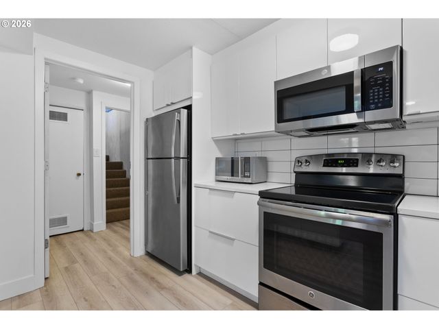 6780 Sw DOVER St, Portland, OR 97225