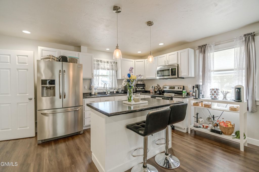 412 23rd Street, Bismarck, ND 58501 photo 2