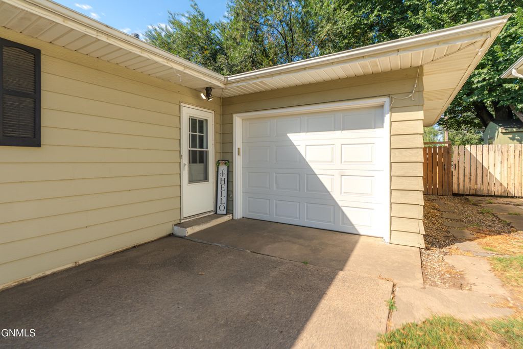 412 23rd Street, Bismarck, ND 58501 photo 5