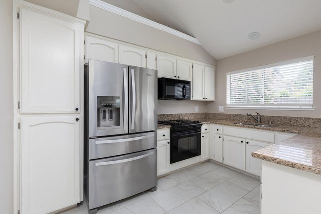 953 E Buckhill Road, Fresno, CA 93720