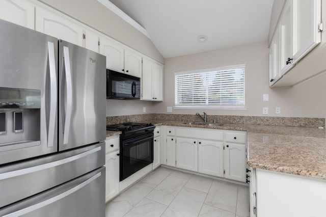 953 E Buckhill Road, Fresno, CA 93720