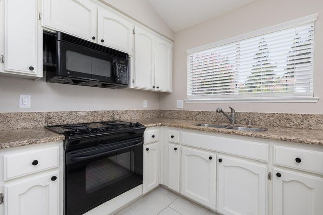 953 E Buckhill Road, Fresno, CA 93720
