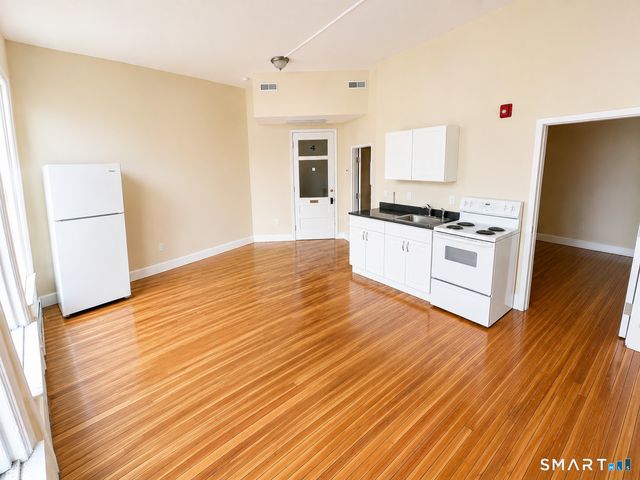 105 Bank Street 2E, Waterbury, CT 06702