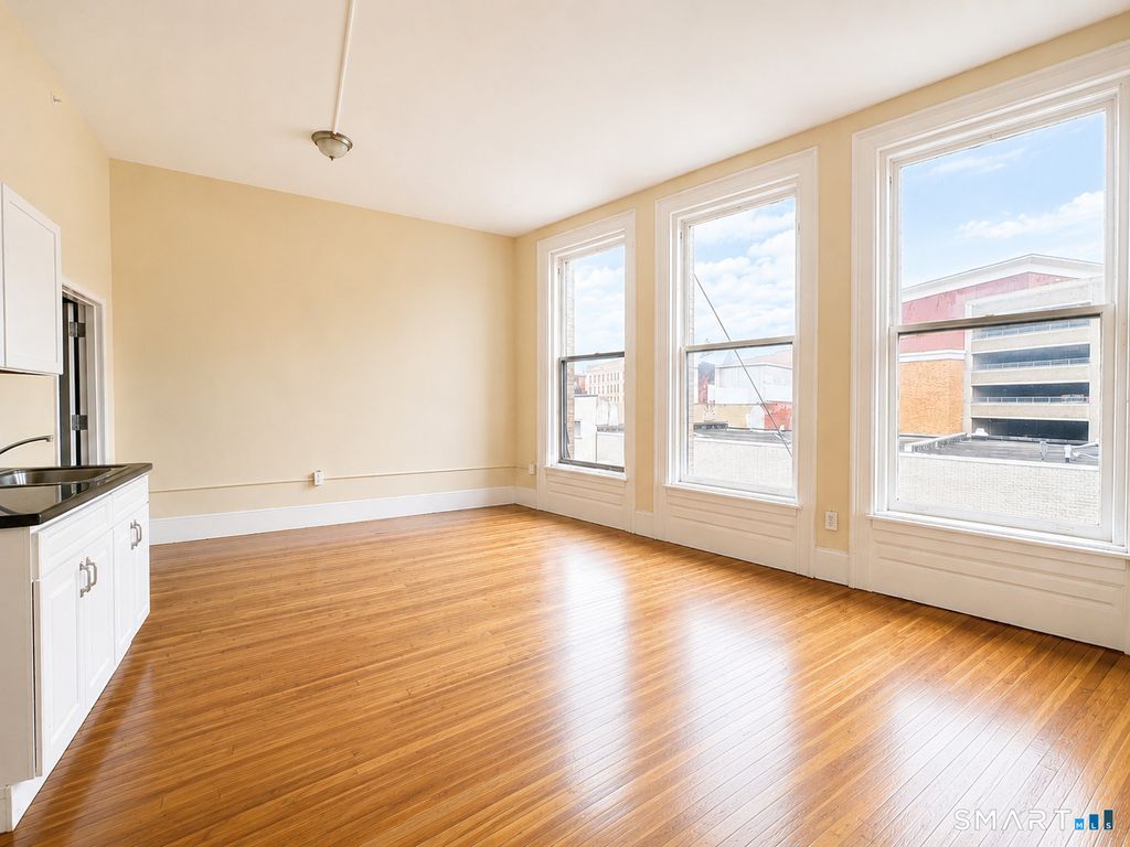 105 Bank Street 2E, Waterbury, CT 06702