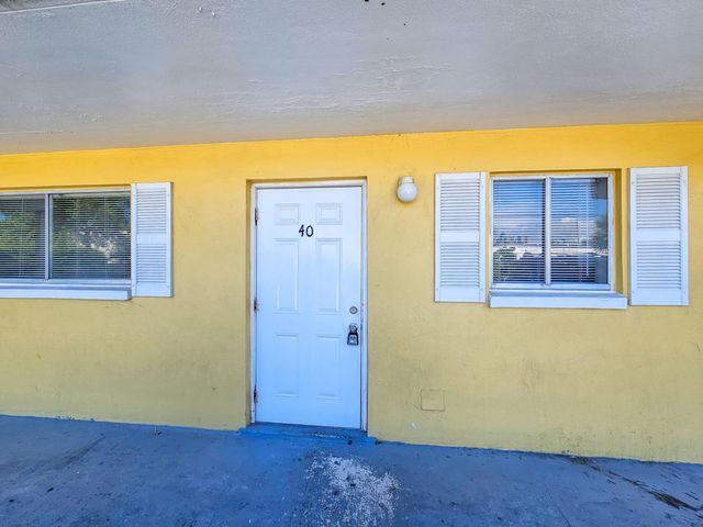 1501 Crescent Circle E40, Lake Park, FL 33403