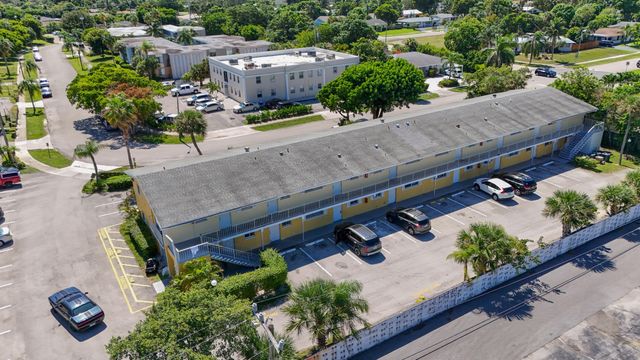 1501 Crescent Circle E40, Lake Park, FL 33403