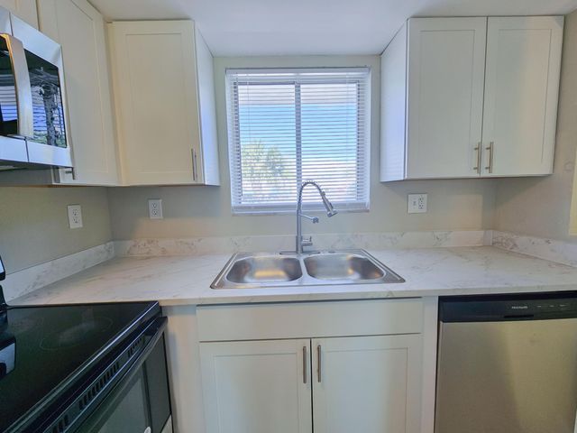 1501 Crescent Circle E40, Lake Park, FL 33403