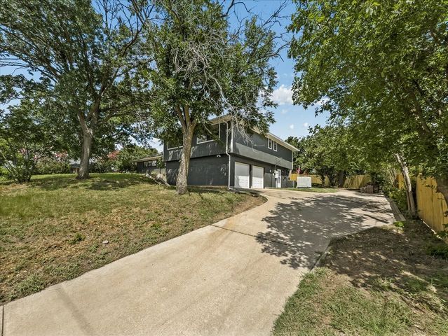 136 SW RAND Drive, Burleson, TX 76028