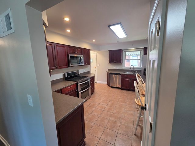 668 Lee Drive, Crystal Lake, IL 60014