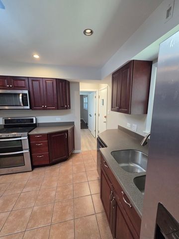 668 Lee Drive, Crystal Lake, IL 60014