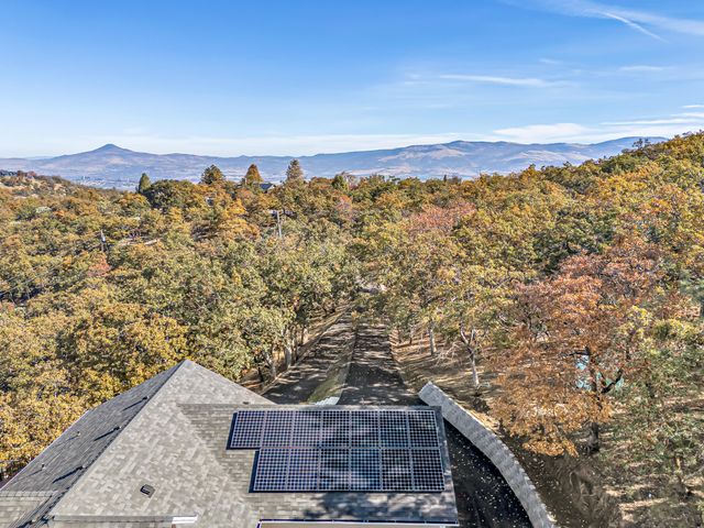 5227 Pioneer Road, Medford, OR 97501