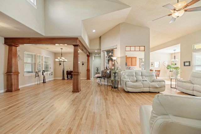 128 Oak Point Drive, Eagle Point, OR 97524