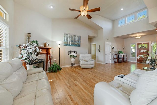 128 Oak Point Drive, Eagle Point, OR 97524