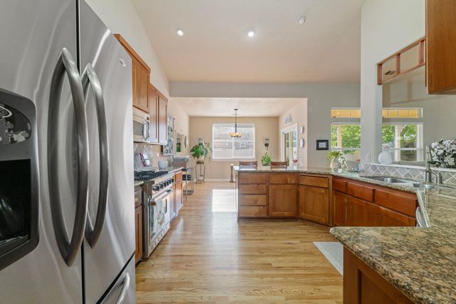 128 Oak Point Drive, Eagle Point, OR 97524