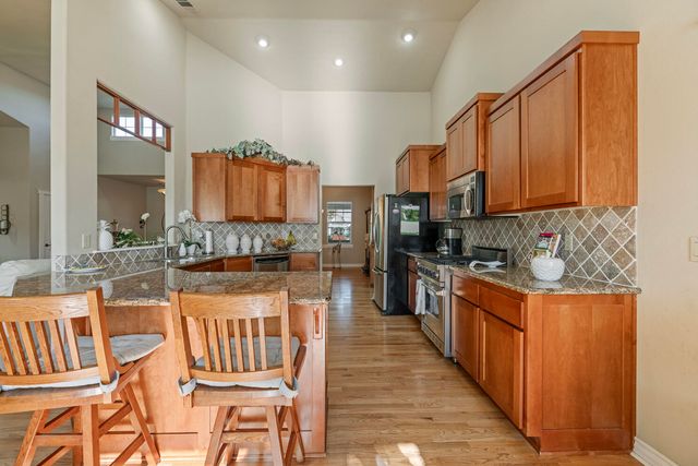 128 Oak Point Drive, Eagle Point, OR 97524