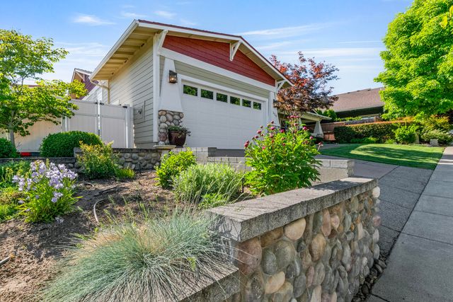 128 Oak Point Drive, Eagle Point, OR 97524